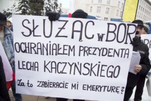 Protest pracowników służb mundurowych pod Sejmem