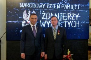 Andrzej Duda odznacza Mariusza Bechtę Złotym Krzyżem Zasługi za gloryfikację „żołnierzy wyklętych”