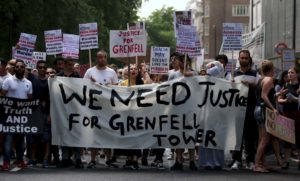 Protestujący w Londynie domagają się wymierzenia sprawiedliwości winnym zaniedbań, które doprowadziły do tak tragicznych skutków pożaru w budynku Grenfell Tower.