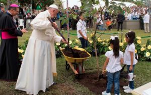Sadzenie przez papieża Franciszka drzewek w kolumbijskim Villavicencio