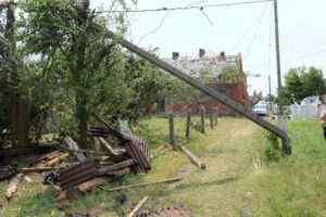 Gwałtowna burza w Landzmierzu (woj. opolskie) zniszczyła też linię energetyczną.