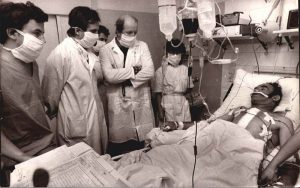 Józef Krawczyk z Krzepic kilkanaście godzin po pierwszej transplantacji serca wykonanej w Zabrzu 8 listopada 1985 r.