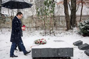 17.02.2018, Monachium, premier Mateusz Morawiecki sklada kwiaty na grobach zolnierzy Brygady Swietokrzyskiej. (Waldemar Kompala/KPRM)