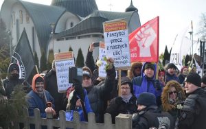 Protest Obywateli RP przed soborem św. Trójcy w Hajnówce