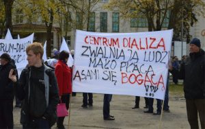 Pracownicy szpitali zarządzanych przez Centrum Dializa protestują przeciwko złym warunkom pracy i niskim zarobkom.