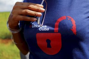 Koszulka kampanii przeciwko blokadzie Kuby przez USA