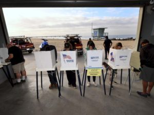 Punkt wyborczy w jednostce ratunkowej na plaży Venice w Kalifornii