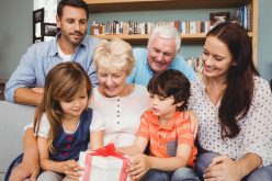 Wyjątkowy prezent dla babci – pomysły na praktyczne upominki