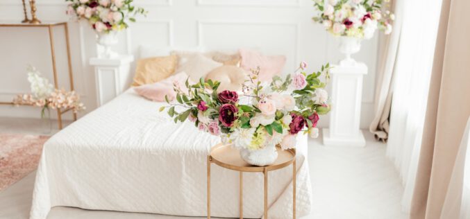 Kwiaty, świece i delikatne dźwięki – przepis na romantyczny wieczór w sypialni