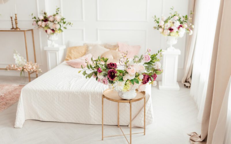 Kwiaty, świece i delikatne dźwięki – przepis na romantyczny wieczór w sypialni