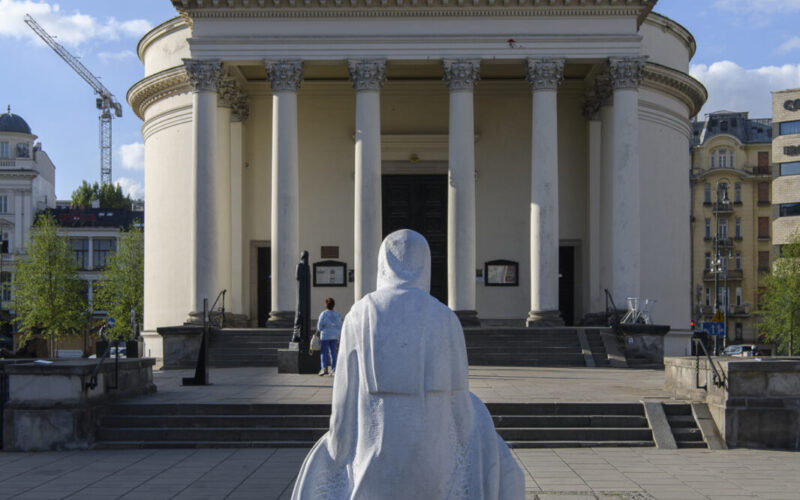 Pierwsza wystawa rzeźb na placu Trzech Krzyży