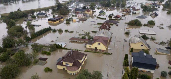 Jedna powódź, dwa podejścia